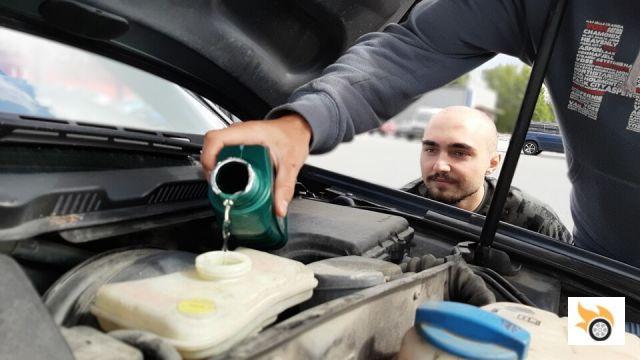Cambiar el aceite de los frenos del coche: ¿cuándo hacerlo y cuánto cuesta?