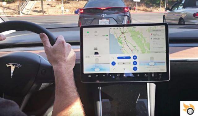Como usar aplicativos de navegação de terceiros em seu Tesla