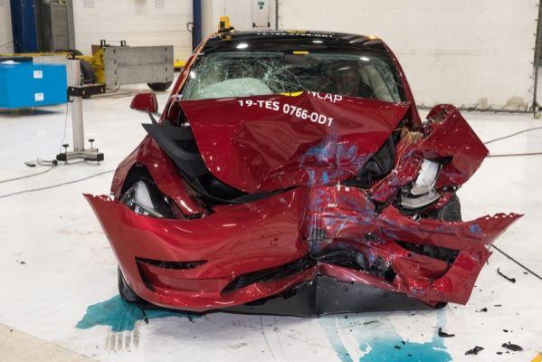 Seguro de coche Tesla: por qué viene y qué ventajas ofrece