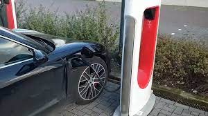 A porta de carregamento Tesla não abre? Aqui está o que fazer