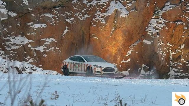 Hace explotar su Tesla Model S con 30 kg de dinamita.
