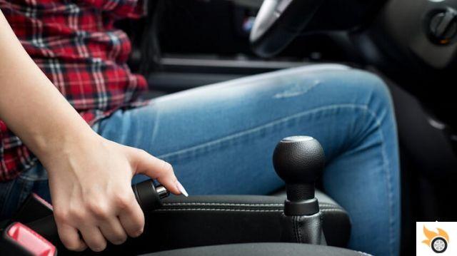 El uso correcto del freno de mano y el parking al aparcar un coche