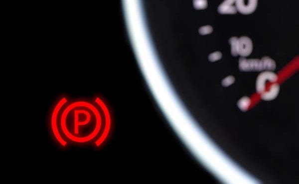 Luz del freno de mano encendida: ¿qué significa y qué hacer?