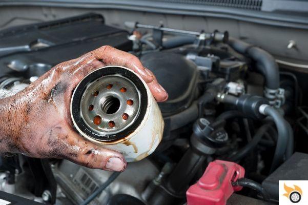 Cambio de filtro de aceite de un coche