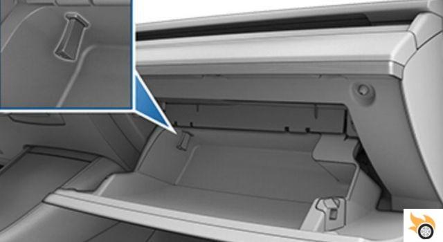 ¿Dónde está la salida de 12v en el Tesla Model 3?