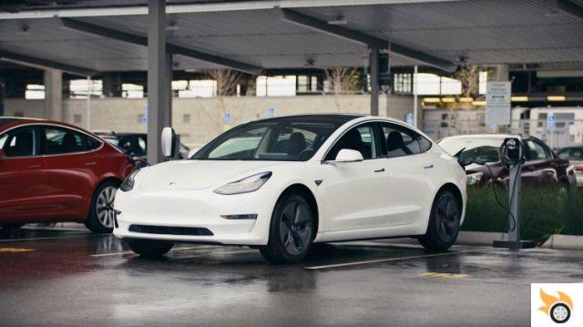 Como usar um telefone em um Tesla