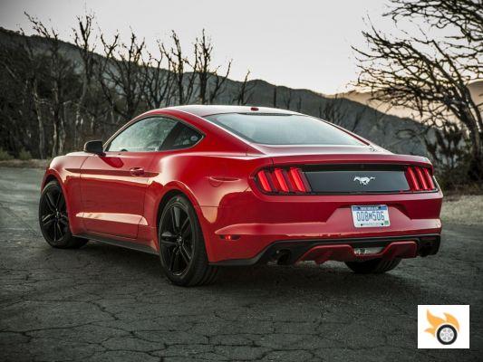 ¿Son cuatro cilindros insuficientes o indignos para Chevrolet Camaro o Ford Mustang?