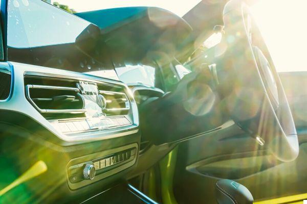 Consejos para enfriar rápidamente el aire acondicionado del coche en verano