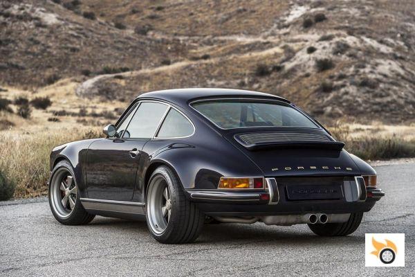 A magia do cantor com o clássico Porsche 911s