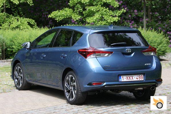 Contacto: Toyota Auris 2015