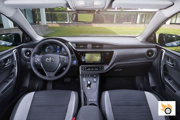 Contacto: Toyota Auris 2015