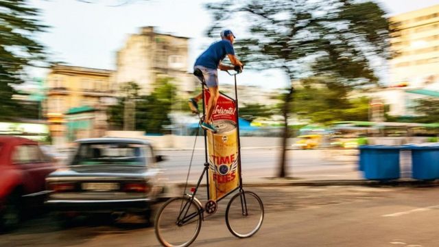 ¿Qué ciudad es famosa por tener más bicicletas en la calle que automóviles?