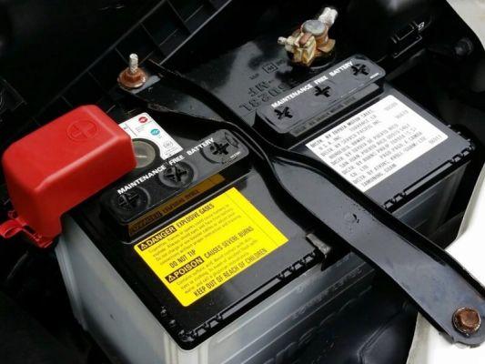 Como carregar uma bateria de carro ou celular totalmente descarregada