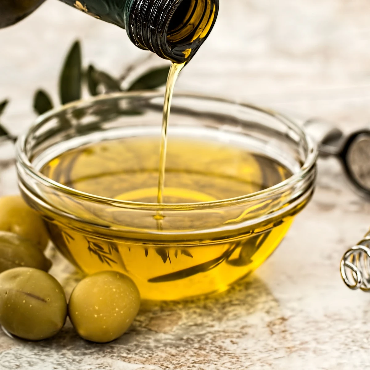 How to identify if an olive oil or motor oil is in poor condition?