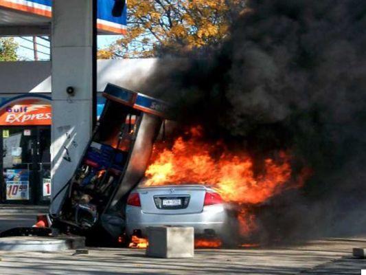Consecuencias de echar gasolina con el coche encendido