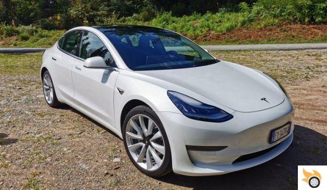 Interior de Tesla Bianchi vs. Interiores negros: ¿cuál es mejor?