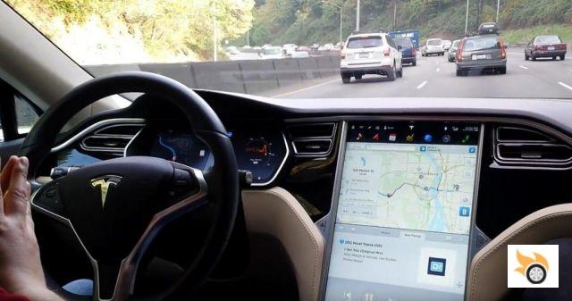 Le pilotage automatique de la Tesla Model S est désormais légal dans le monde entier.