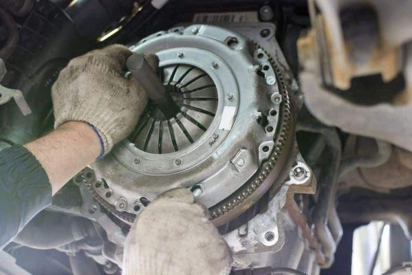 The time and cost to change a clutch in a car