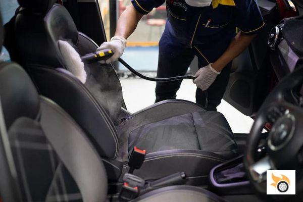 Car seat cleaning: here's how it's done for leather and fabrics