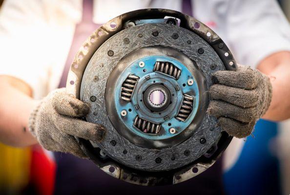 How to detect and change a worn clutch in a car