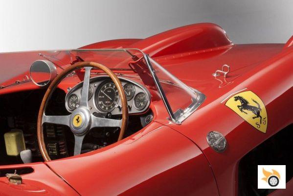 Uma Ferrari 335 S foi leiloada por 32 milhões de euros.