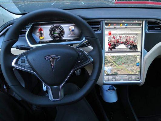 ¿Se puede usar Waze en un Tesla? Comparaciones y limitaciones