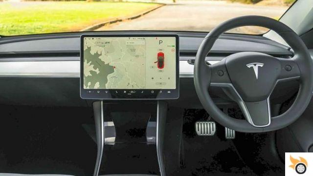 ¿Se puede usar Waze en un Tesla? Comparaciones y limitaciones