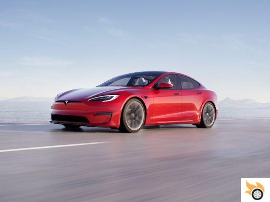 Existe um Tesla Model S com um V8 a gasolina e está quase pronto
