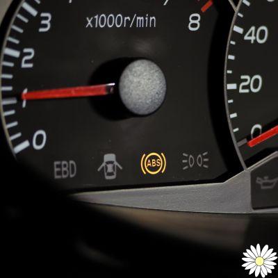 A luz do ABS no painel de instrumentos do seu carro: significado, ações e soluções