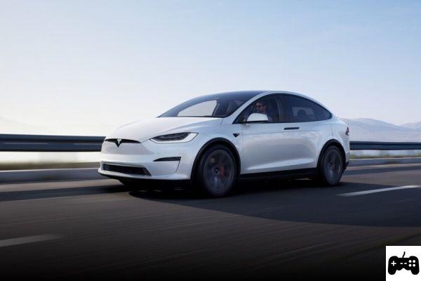 The white Tesla: luxury and technology in a single vehicle