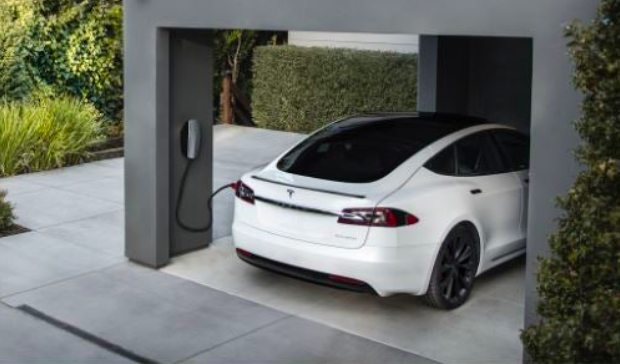 Recharge the Tesla with the house socket? Pistonudos.com responds