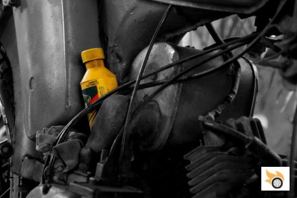Oil light on: what to do to protect the engine?